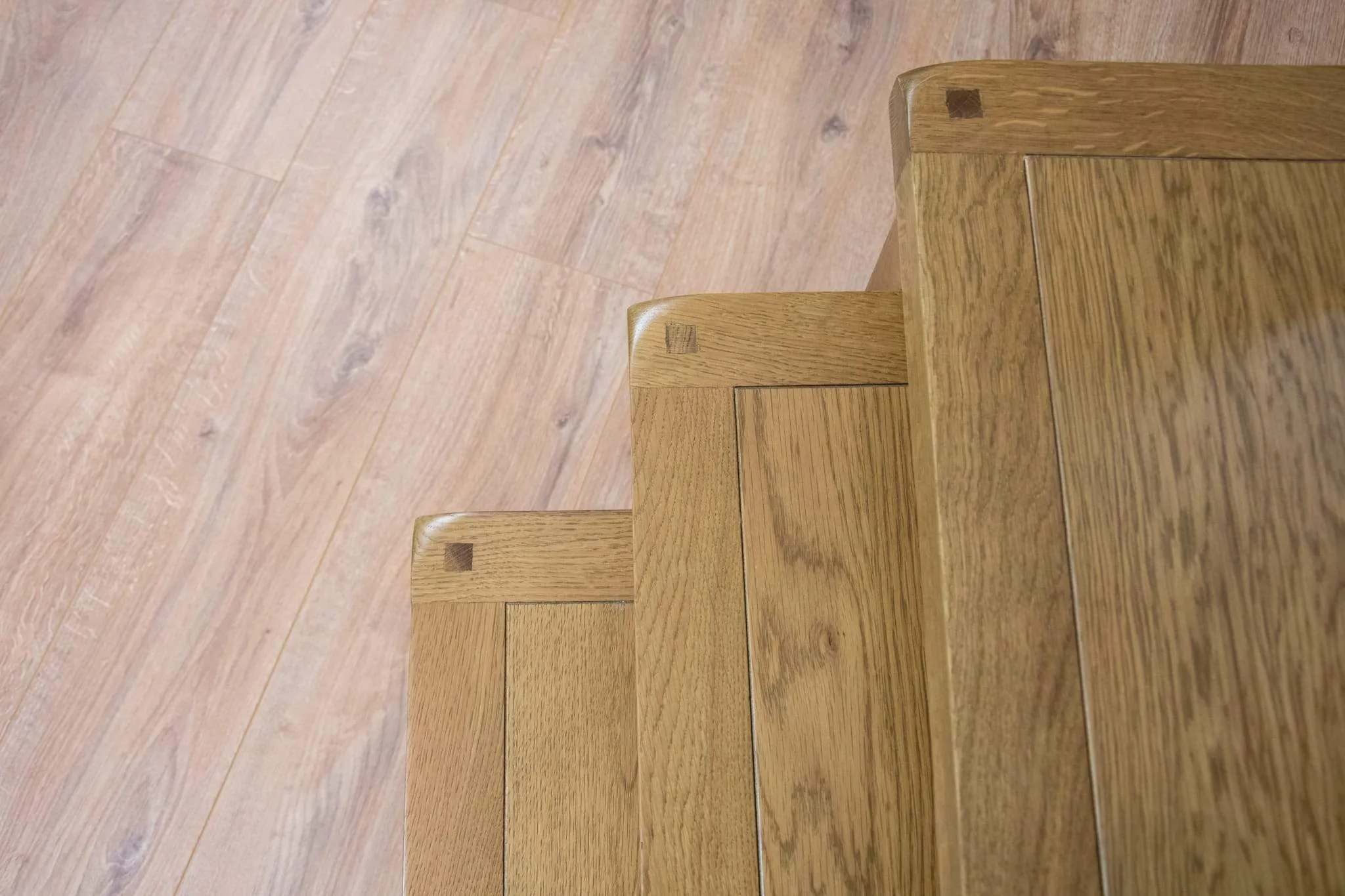 'Oakwood Living' Country Oak Nest Of 3 Side Tables
